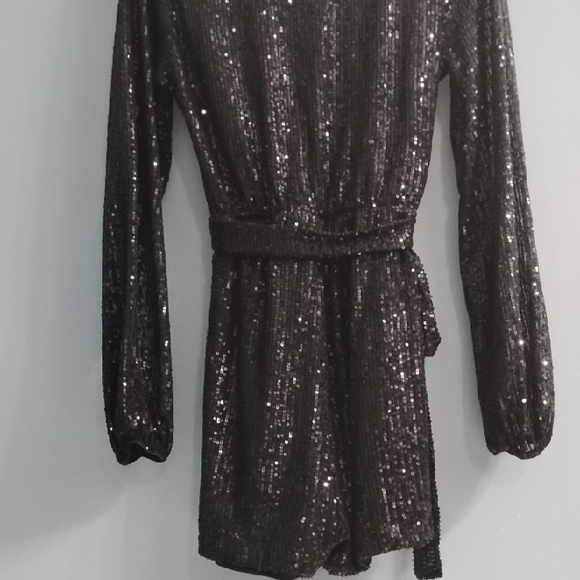 ⭐ NWT Windsor Black 🖤 Midnight Sequin Long Sleeve Romper Size Medium - Picture 5 of 6